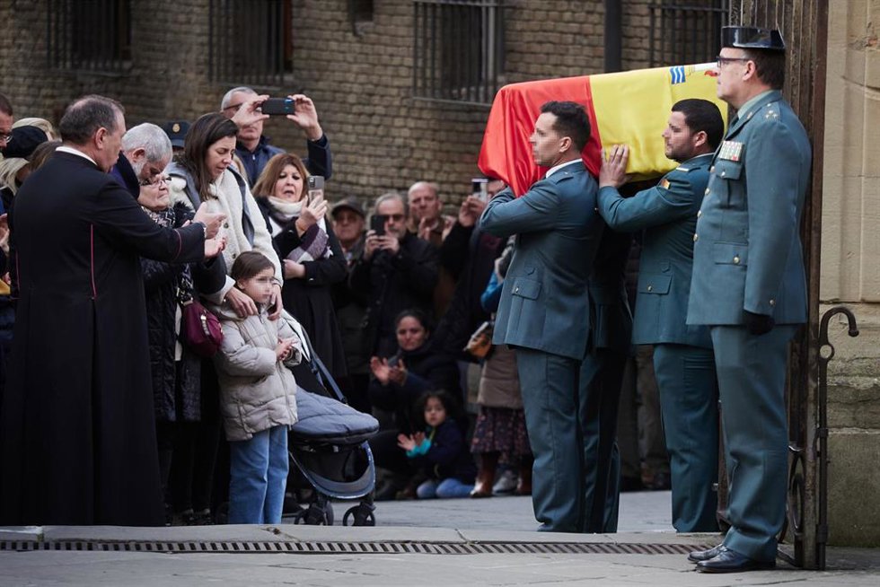 Archivo - Varios guardias civiles llevan el féretro a la Catedral de Pamplona durante el funeral de uno de los guardias civiles fallecidos en Barbate tras ser embestidos por una narcolancha