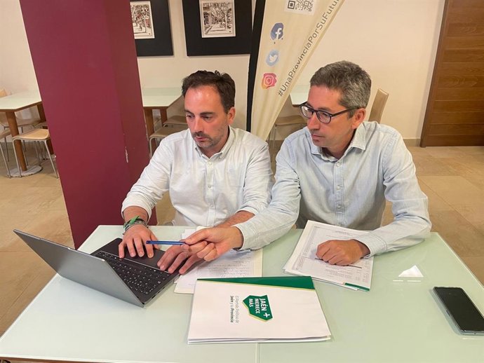 Archivo - El coordinador general y el presidente de Jaén Merece Más, José María Mesbailer y Juanma Camacho.