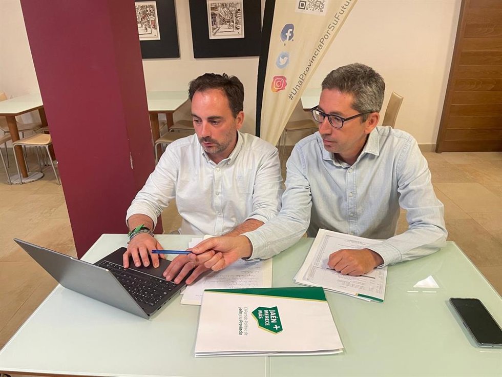Archivo - El coordinador general y el presidente de Jaén Merece Más, José María Mesbailer y Juanma Camacho.