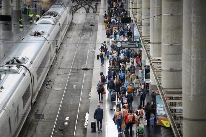 Decenas de personas en un andén de la estación Puerta de Atocha-Almudena Grandes, a 11 de abril de 2025, en Madrid (España). Un total de 12.365 trenes de alta velocidad, media y larga distancia de las tres empresas que operan en la red ferroviaria español