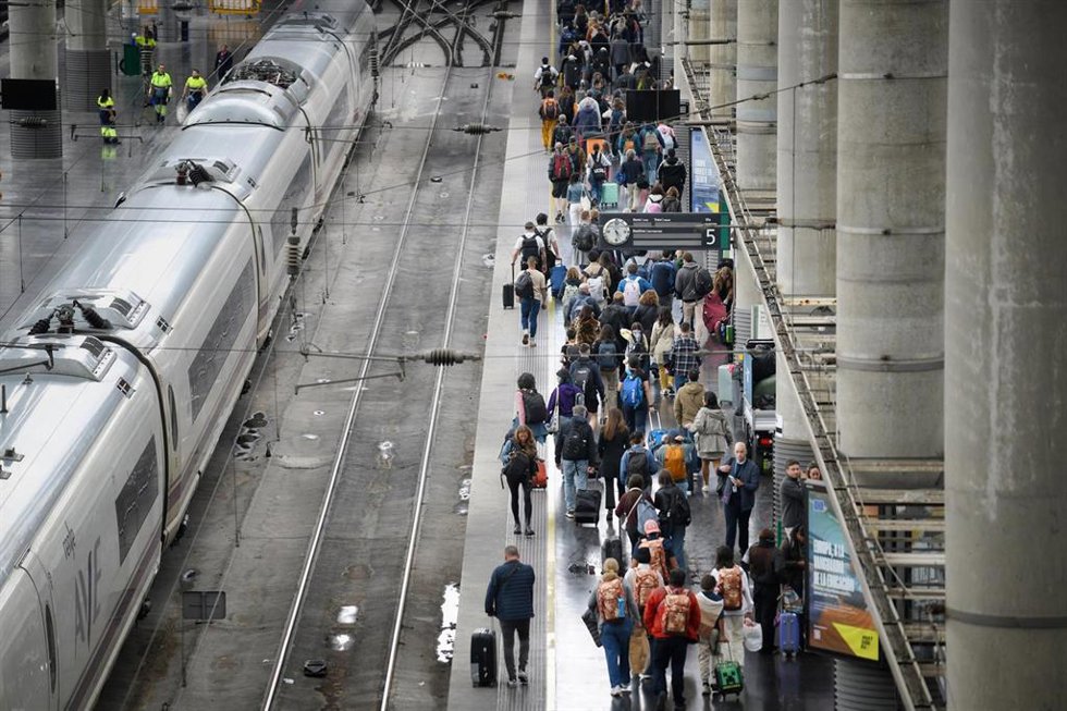 Decenas de personas en un andén de la estación Puerta de Atocha-Almudena Grandes, a 11 de abril de 2025, en Madrid (España). Un total de 12.365 trenes de alta velocidad, media y larga distancia de las tres empresas que operan en la red ferroviaria españ