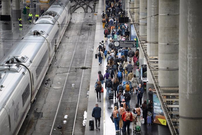 Decenas de personas en un andén de la estación Puerta de Atocha-Almudena Grandes, a 11 de abril de 2025, en Madrid (España). Un total de 12.365 trenes de alta velocidad, media y larga distancia de las tres empresas que operan en la red ferroviaria español
