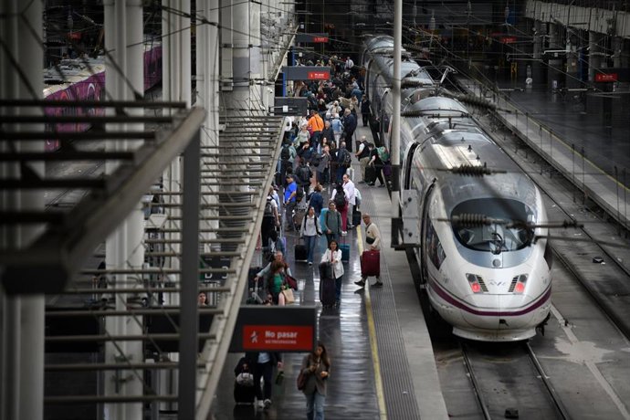 Varias personas con sus equipajes en la estación de tren de Atocha-Almudena Grandes, a 30 de abril de 2025, en Madrid (España). La Dirección General de Tráfico (DGT) tiene previstos 7.540.000 desplazamientos por carretera durante el desarrollo de la Opera