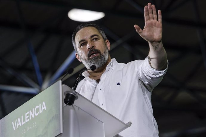 El presidente de VOX, Santiago Abascal, interviene durante una comida con afiliados y simpatizantes, en la Feria Valencia, a 6 de abril de 2025, en Valencia, Comunidad Valenciana (España). Según anunció el propio partido, se trata de un encuentro informal