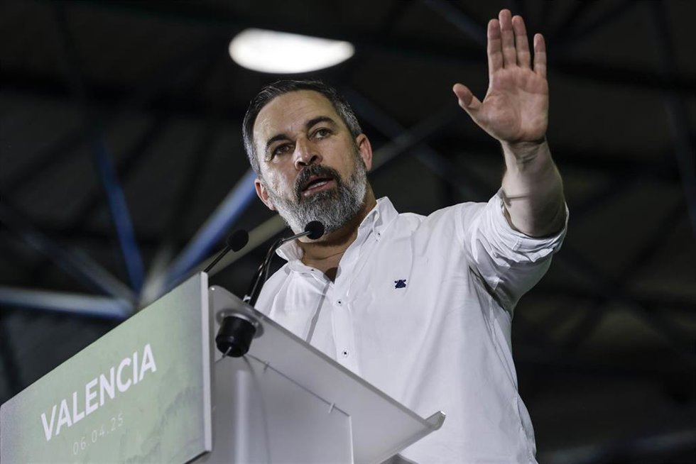 El presidente de VOX, Santiago Abascal, interviene durante una comida con afiliados y simpatizantes, en la Feria Valencia, a 6 de abril de 2025, en Valencia, Comunidad Valenciana (España). Según anunció el propio partido, se trata de un encuentro inform