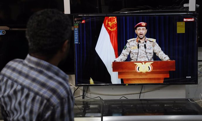 Archivo - 10 January 2024, Yemen, Sanaa: A man watches a television statement by Houthis spokesman Yahya Saree after the Houthis attacked the ship in the Red Sea. The USA and Great Britain, with the support of other allies, "successfully" attacked Huthi r