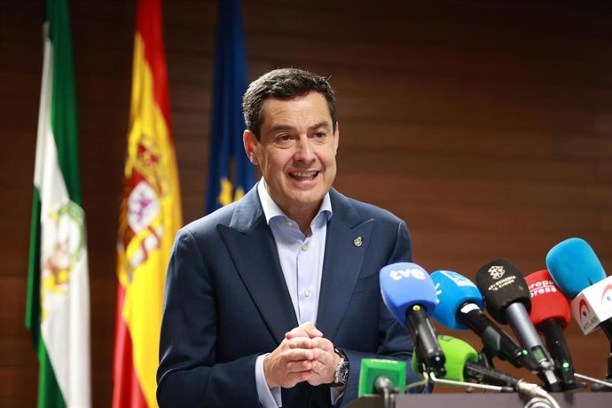 El presidente de la Junta de Andalucía, Juanma Moreno, atiende a los medios tras la reunión del Comité Asesor del Plan de Emergencia de Andalucía por el apagón generalizado. A 28 de abril de 2025, en Sevilla (Andalucía, España). El presidente de la Junta 