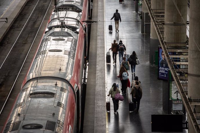Varias personas con maletas en la estación de tren Puerta de Atocha-Almudena Grandes, a 16 de abril de 2025, en Madrid (España). Renfe ha puesto a disposición de sus clientes más de 3,3 millones de plazas con motivo de las vacaciones de Semana Santa, entr