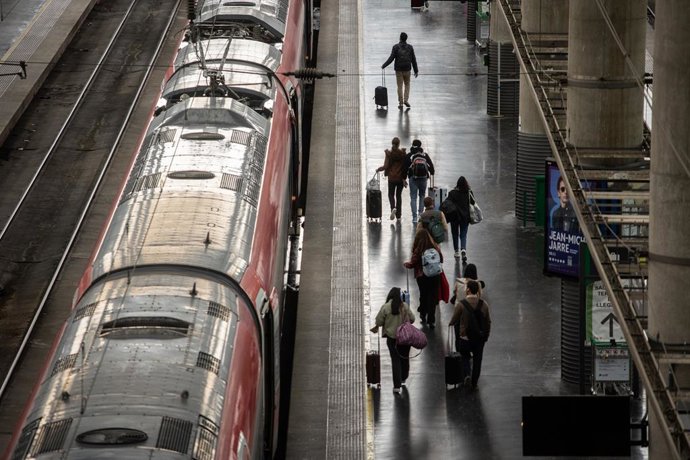 Várias pessoas com malas na estação de trem Puerta de Atocha-Almudena Grandes, em 16 de abril de 2025, em Madri (Espanha). A Renfe colocou mais de 3,3 milhões de assentos à disposição de seus clientes para o feriado da Páscoa, incluindo um total de 3,3 mi