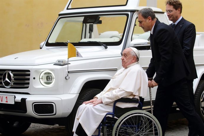 Archivo - 4 de dezembro de 2024 - Cidade do Vaticano. Cerimônia de entrega do novo carro aberto (PopeMobile) da Mercedes para o PAPA FRANCISCO.  O CEO da Mercedes, OLA KALLENIUS, entregou as chaves do Popemobile ao Papa.  EvandroInetti_via ZUMA Wire