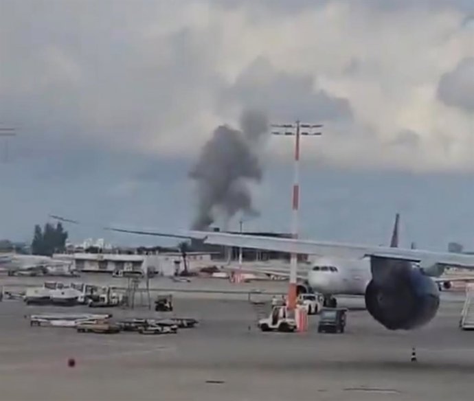 TEL AVIV, 4 de maio de 2025 -- Este vídeo mostra a fumaça subindo após um míssil atingir o Aeroporto Internacional Ben Gurion em Tel Aviv, Israel, em 4 de maio de 2025.   Um míssil lançado pelas forças Houthi do Iêmen atingiu o Aeroporto Internacional Ben
