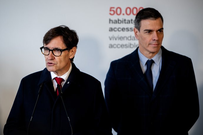 El presidente de la Generalitat, Salvador Illa, ofrece declaraciones a los medios después de visitar una promoción de vivienda social junto al presidente del Gobierno, Pedro Sánchez, y la ministra de Vivienda, Isabel Rodríguez, a 13 de febrero de 2025, 