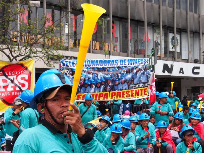 Archivo - Un minero toca una corneta durante la protesta de mineros artesanales frente al Congreso peruano en Lima el 28 de noviembre de 2024, en Lima, Perú,