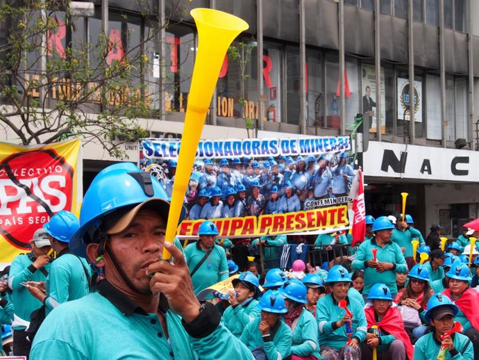 Archivo - Arquivo - 28 de novembro de 2024, Lima, Lima, Peru: Um mineiro tocando uma corneta quando mineiros artesanais participam de um protesto em frente ao Congresso peruano em Lima. Milhares de mineiros artesanais estão protestando e bloqueando estrad