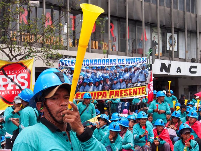 Archivo - November 28, 2024, Lima, Lima, Peru: A miner playing a bugle when artisanal miners participate in a protest in front of the Peruvian Congress in Lima. Thousands of artisanal miners have been protesting and blocking roads throughout Peru for seve