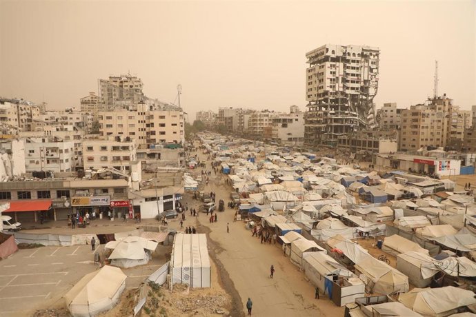 Imagen de archivo de palestinos desplazados en tiendas de campaña durante una tormenta de arena en la ciudad de Gaza, en el norte de la Franja