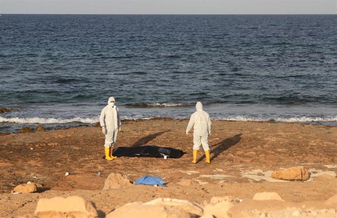 Archivo - El personal de la Media Luna Roja Libia exhuma el cuerpo de un inmigrante ilegal que se ahogó en el mar frente a la costa de la ciudad occidental libia de Sabratha, el 25 de noviembre de 2021.