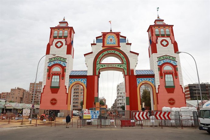 Varios trabajadores ultiman las tareas de montaje de la portada de la Feria de Sevilla.