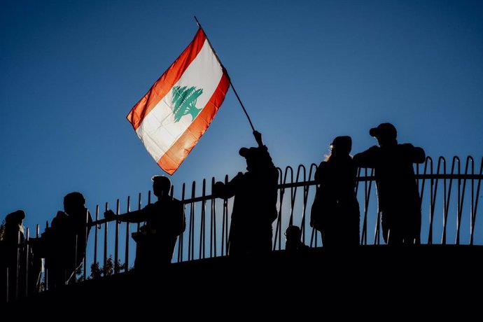 Archivo - 12 October 2024, Canada, Montreal: A protester waves the flag of Lebanon during the Free Palestine demonstration. Around 150 protesters led by the Bikers4Palestine organisation held a peaceful sit-in demonstration at the Monument to George-Etien