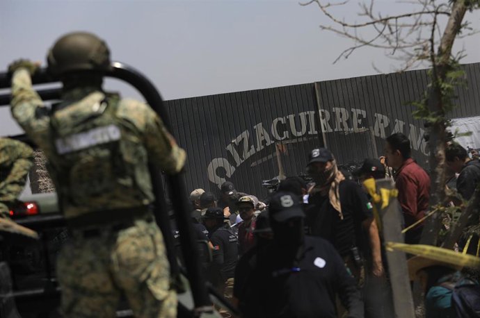 Archivo - La Guardia Nacional observa mientras familiares de los desaparecidos y grupos de búsqueda buscan evidencias de que sus parientes estuvieron en el Rancho Izaguirre, utilizado como centro de reclutamiento y exterminio del cártel Jalisco Nueva Gene