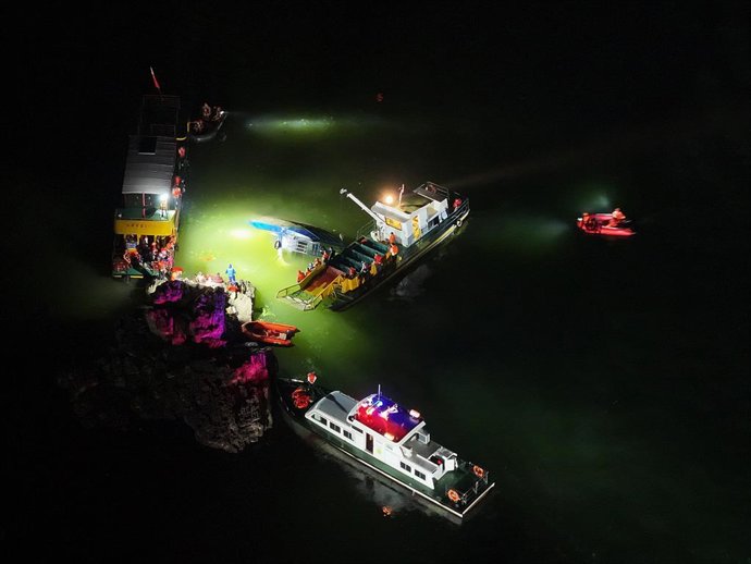 Imagem aérea das operações de resgate após o naufrágio de dois barcos de turismo na cidade chinesa de Qianxi.