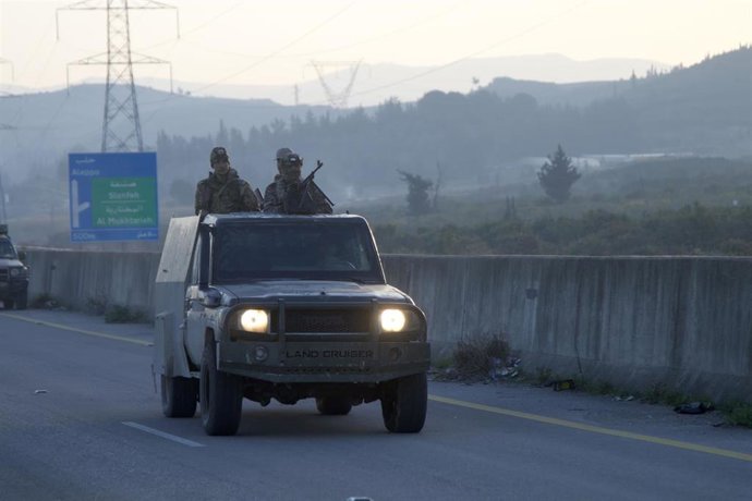Archivo - Fuerzas de seguridad sirias son vistas en la carretera Tartous-Latakia en la provincia de Latakia, noroeste de Siria, el 7 de marzo de 2025.