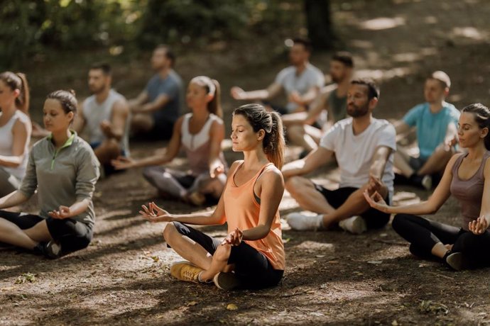 Archivo - Grupo de gente meditando.