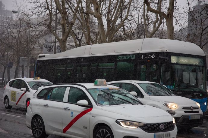 Archivo - Varios coches y un autobús durante la tormenta, en el centro de Madrid, a 2 de marzo de 2024, en Madrid (España). La Agencia Estatal de Meteorología (AEMET) ha activado el aviso amarillo en la Comunidad de Madrid por fuertes rachas de viento de 