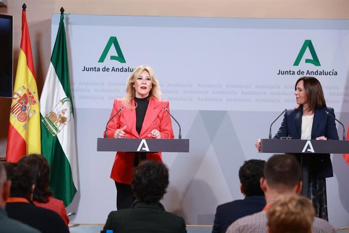 Archivo - Imagen de archivo de las consejeras Carolina España y Rocío Díaz en una rueda de prensa tras un Consejo de Gobierno.