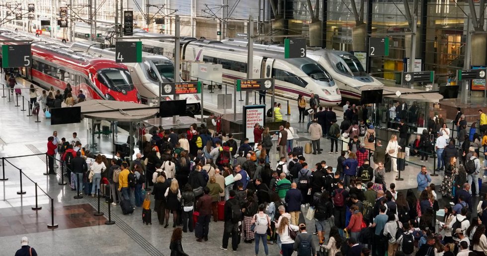 Pasajeros en la estación de Málaga María Zambrano esperando un tren tras el robo de cobre que afectó a línea
