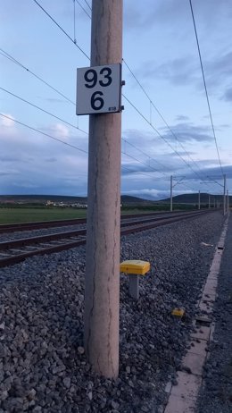 Línea ferroviaria en la que se ha producido el robo de cobre y la avería en la catenaria.