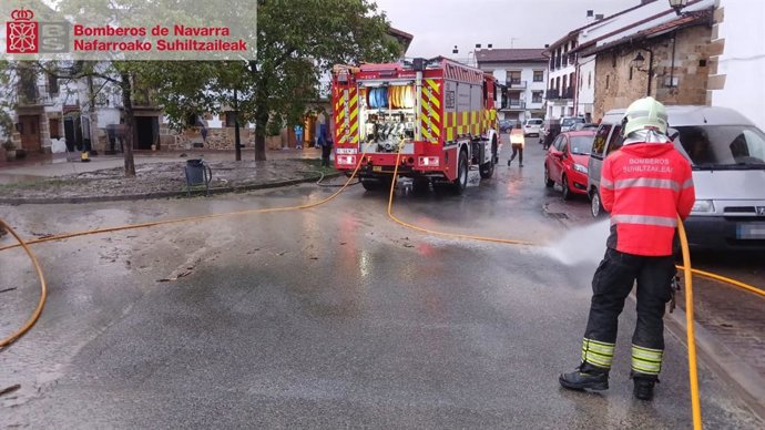 Los bomberos intervienen el domingo para realizar varios achiques de agua debido a las tormentas en Iturmendi.