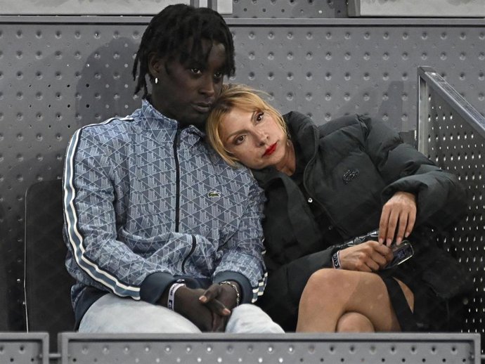 Najwa Nimri  y su novio, José Mendes Vieira, durante la final de dobles femenina en el Mutua Madrid Open de tenis