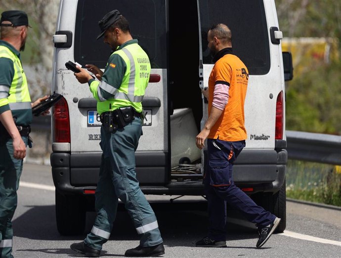 Archivo - Imagen de archivo de agentes de la Guardia Civil en un control de tráfico