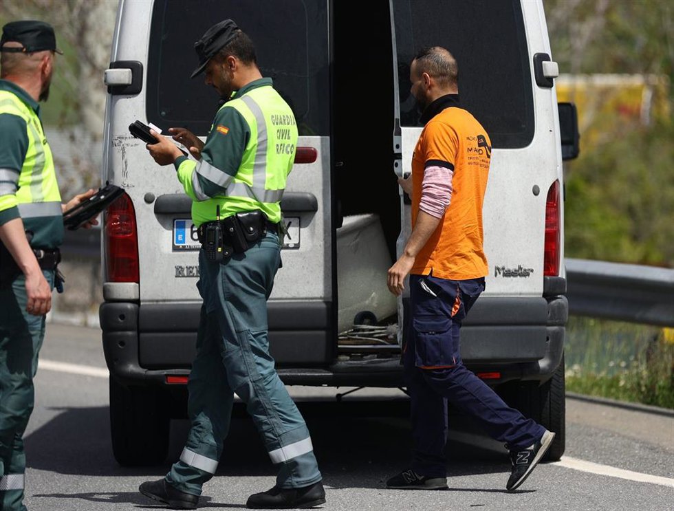 Archivo - Imagen de archivo de agentes de la Guardia Civil en un control de tráfico
