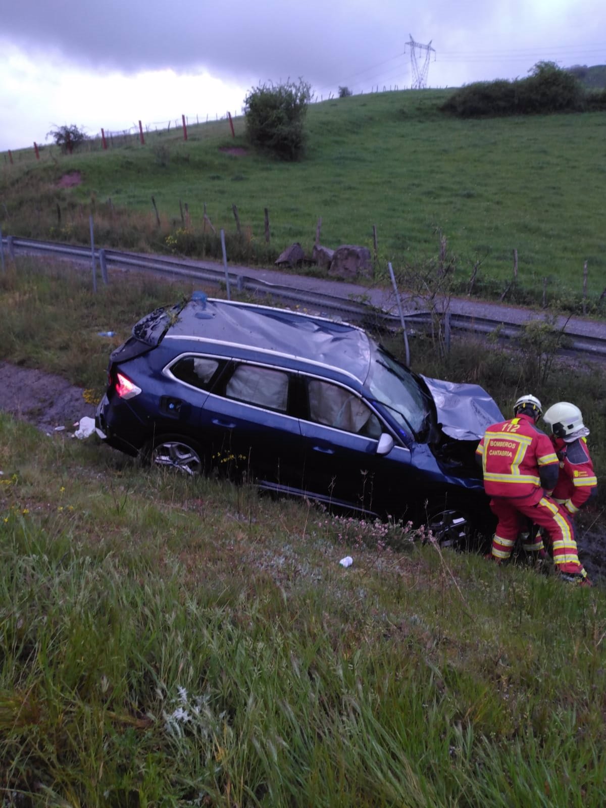 Dos heridos leves tras volcar con su vehículo en la A-67 en Campoo de Enmedio
