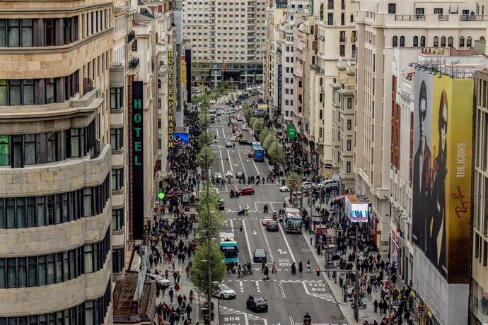 La calle Gran Vía, a 6 de abril de 2025, en Madrid (España).