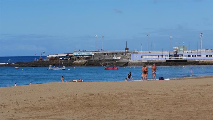 Archivo - Ambiente en la Playa de las Canteras el día del comienzo del invierno, en Las Palmas de Gran Canaria, Canarias (España), a 21 de diciembre de 2020. Hoy, que tiene lugar el solsticio de invierno, en España hay grandes diferencias de temperaturas 