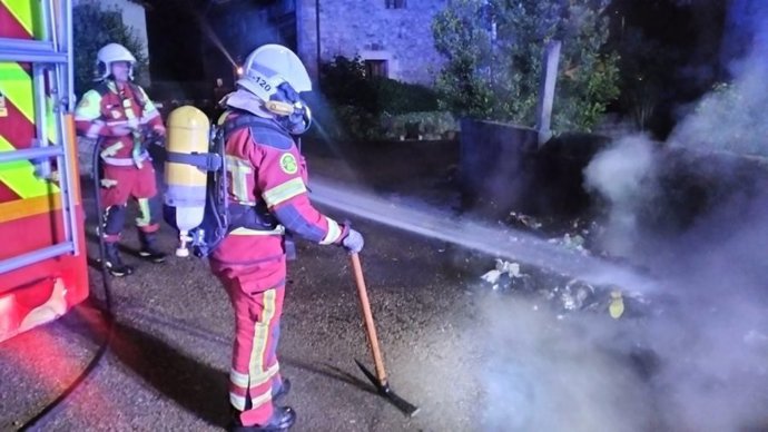 Extinguidos el incendio de un vehículo en Laredo y de varios contenedores en Mazcuerras