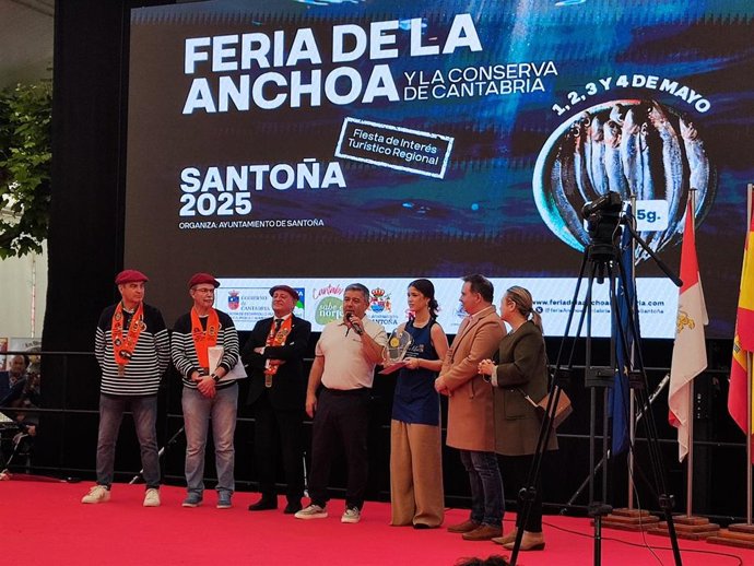 Entrega a Nuevo Libe del reconocimiento a Mejor Anchoa 2025