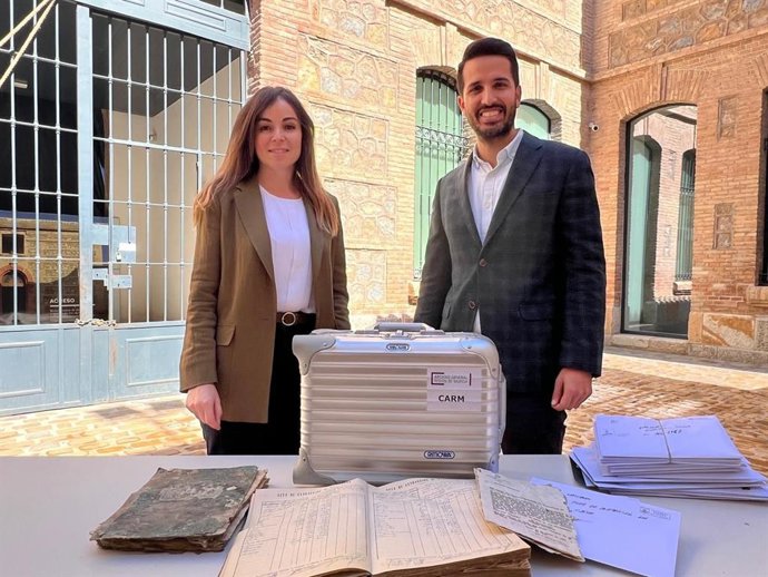 El director general de Patrimonio Cultural, Patricio Sánchez, recibe los documentos de parte de la vicealcaldesa, Rebeca Pérez