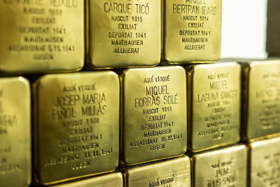 Archivo - Adoquines para homenajear a las personas que fueron deportadas desde Cataluña a los campos de concentración nazis.