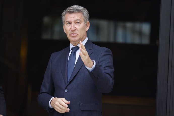 El presidente del PP, Alberto Núñez Feijóo, sale de la Nunciatura Apostólica tras firmar en un libro de condolencias por el fallecimiento del Papa Francisco I, a 22 de abril de 2025, en Madrid (España). El Papa Francisco falleció ayer, 21 de abril, a las 