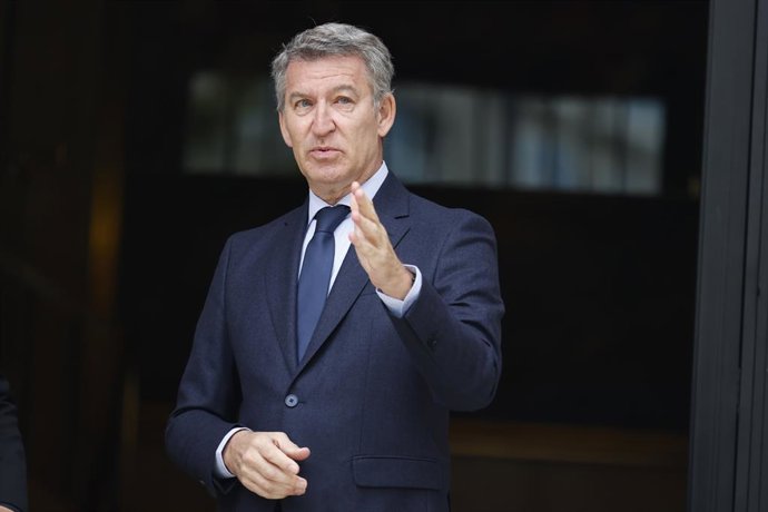 O presidente do PP, Alberto Núñez Feijóo, deixa a Nunciatura Apostólica após assinar um livro de condolências pela morte do Papa Francisco I, em 22 de abril de 2025, em Madri (Espanha). O Papa Francisco faleceu ontem, 21 de abril, em