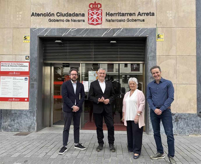 Joseba Asiain, el vicepresidente Félix Taberna, Itziar Ayerdi y Luis Campos, ante la Oficina de Atención Ciudadana de Pamplona
