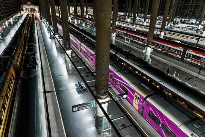 Um trem na estação de Atocha, em 4 de maio de 2025, em Madri (Espanha). O ministro dos Transportes e Mobilidade Sustentável, Óscar Puente, denunciou na noite deste domingo, 4 de maio, "um grave ato de sabotagem" na linha de alta velocidade em Madri (Espan