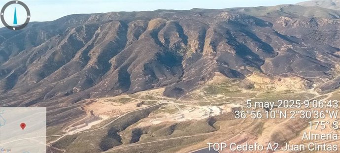 Vista aérea da área afetada pelo incêndio florestal em Huércal de Almería, agora sob controle, tirada durante o voo de supervisão realizado nesta segunda-feira pelo Plan Infoca.