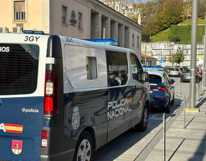 Vehículos de la Policía Nacional junto a las estaciones de tren de Santander