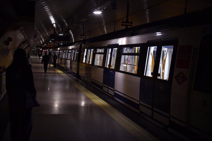Archivo.- Interior del metro de Madrid, durante el apagón que el 28 de abril afectó a la Península Ibérica