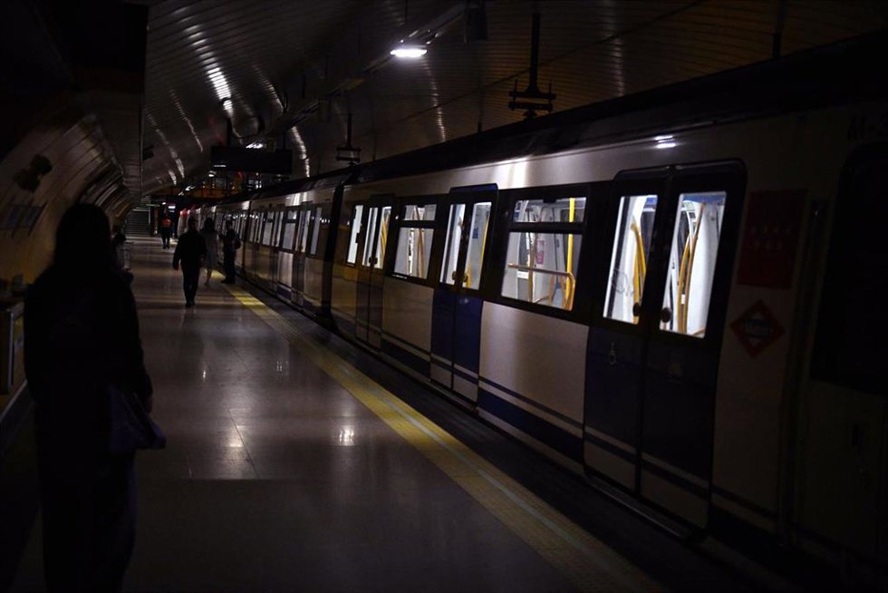 Archivo.- Interior del metro de Madrid, durante el apagón que el 28 de abril afectó a la Península Ibérica